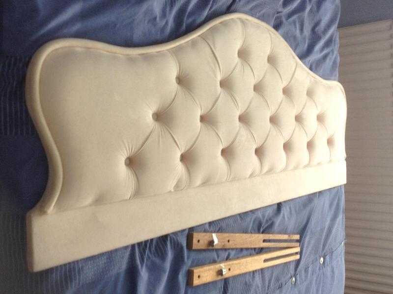 Traditional, buttoned 5039 headboard.