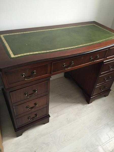 Traditional style desk