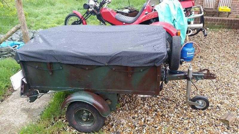 Trailer with lid and waterproof cover