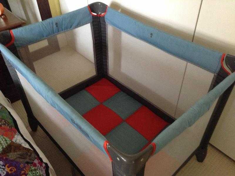 Travel cot