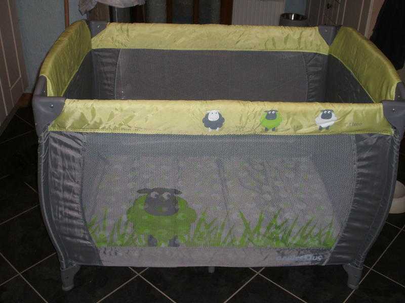 Travel CotPlaypen with basinette (Toys R Us)