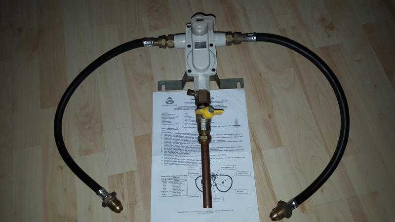 TWIN AUTOMATIC PROPANE CYLINDER KIT.