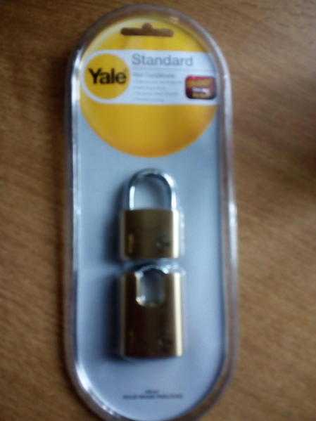 TWIN PACK - Yale 40mm 1 X Open Shackle amp 1 X Closed Shackle Brass Padlock