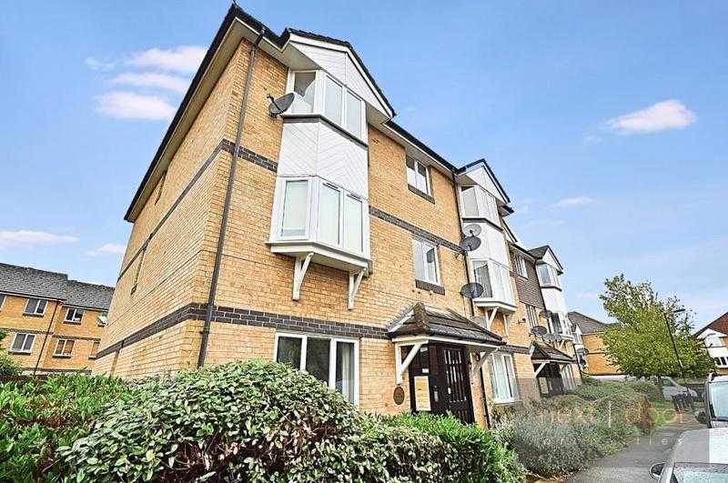Two bed flat to rent in Southwark