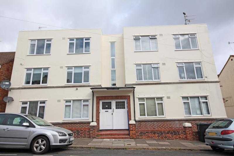 Two bedroom flat to rent in Hove