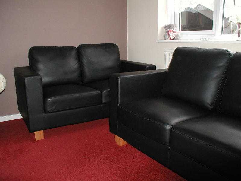 Two black chesterfield 2 seater sofa039s