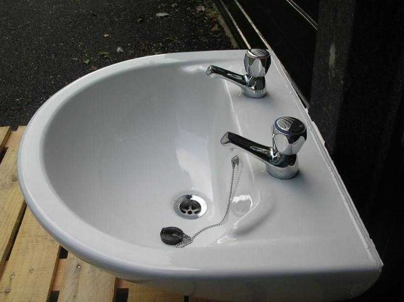 Twyford Washbasin White with 2 tap holes plus pedestal, taps amp plug - London E18