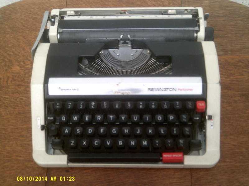 Typewriter, portable reminton sperry rand with case and instructions