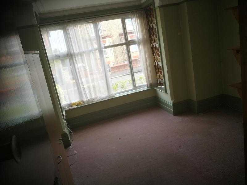 Unfurnish Studio flat for rent with private car park in reading in a short term basis,3 to 6 months