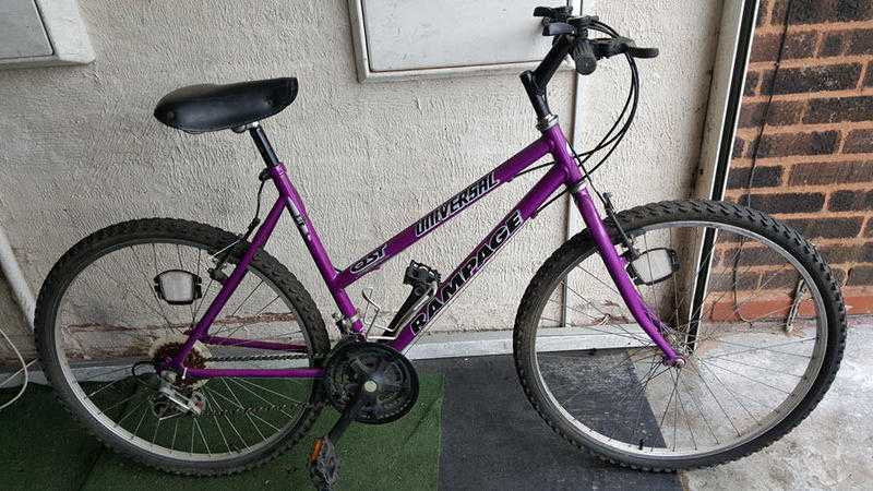 Universal Girls ladies Mountain Bike. 15 speed. 26 inch wheels (Suit 16 yrs to Adult).