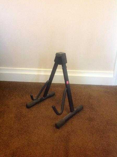 UNIVERSAL GUITAR STAND