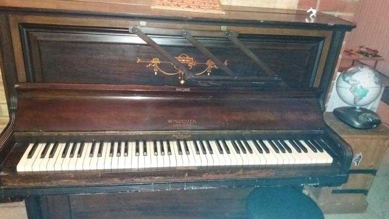 upright brown piano