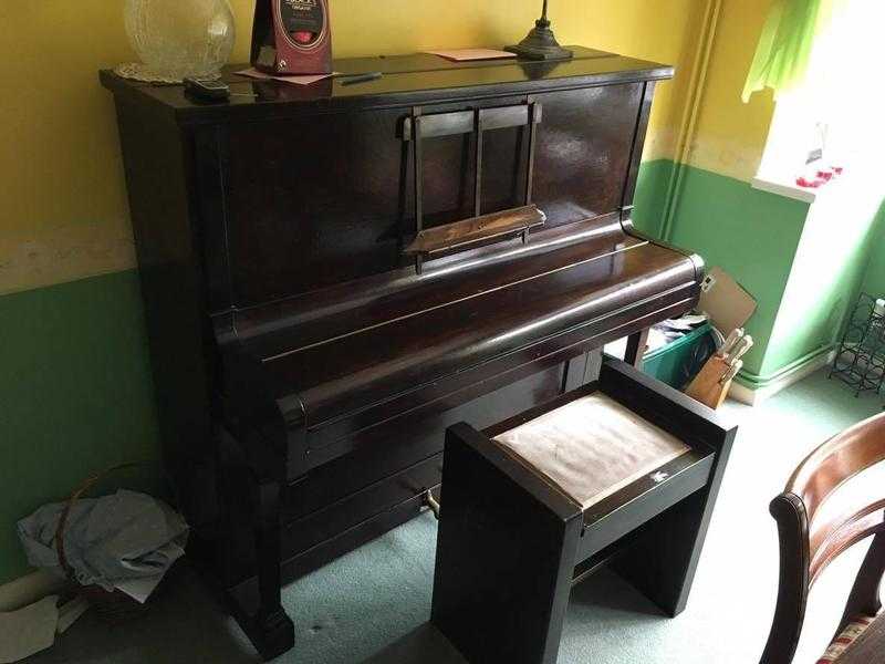 Upright piano