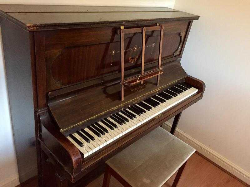 Upright piano