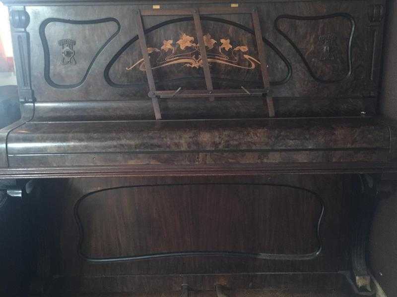 Upright piano