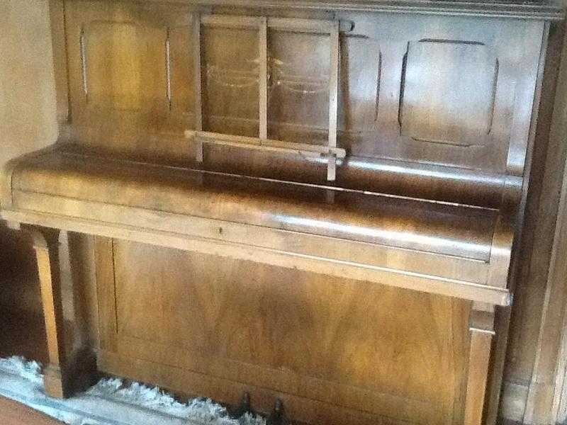 Upright piano