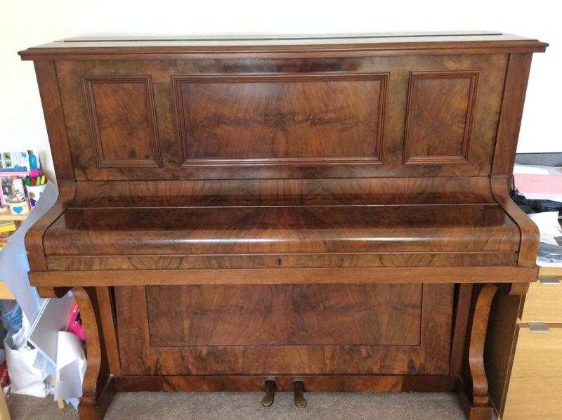 Upright piano