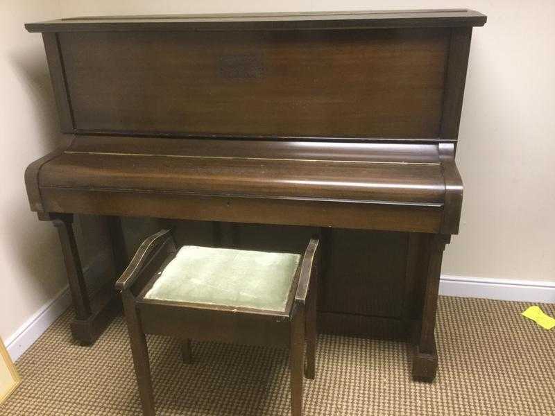 Upright piano in walnut