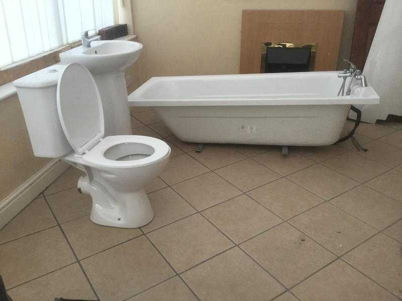 USED 3-PIECE WHITE BATHROOM SUITE WITH OVERBATH SHOWER