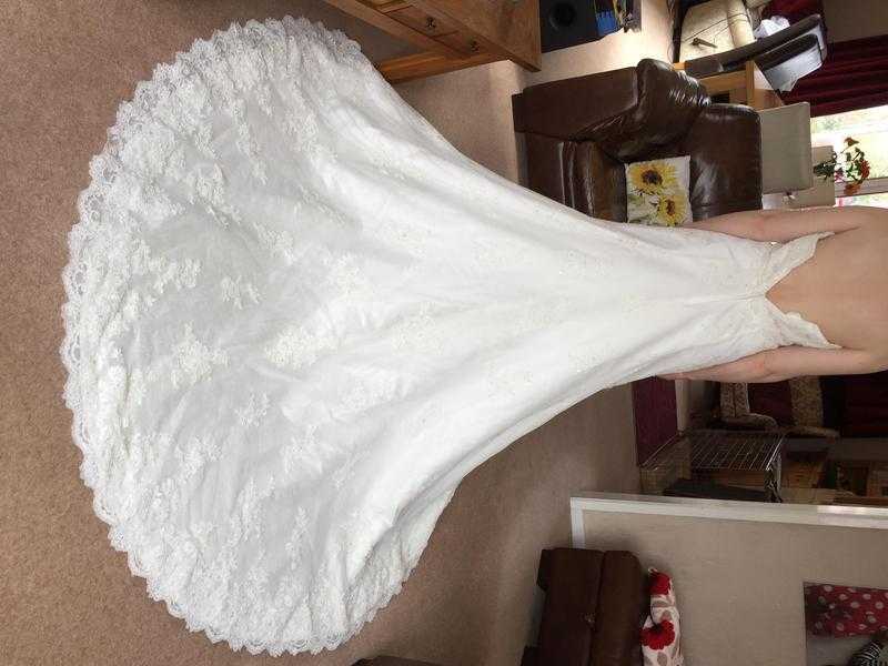 Used wedding dress Slaughter discolouration on a part of the stitching but barely