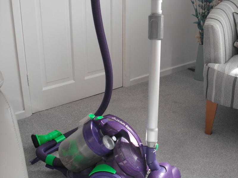 Vacuum Cleaner - Dyson DC90