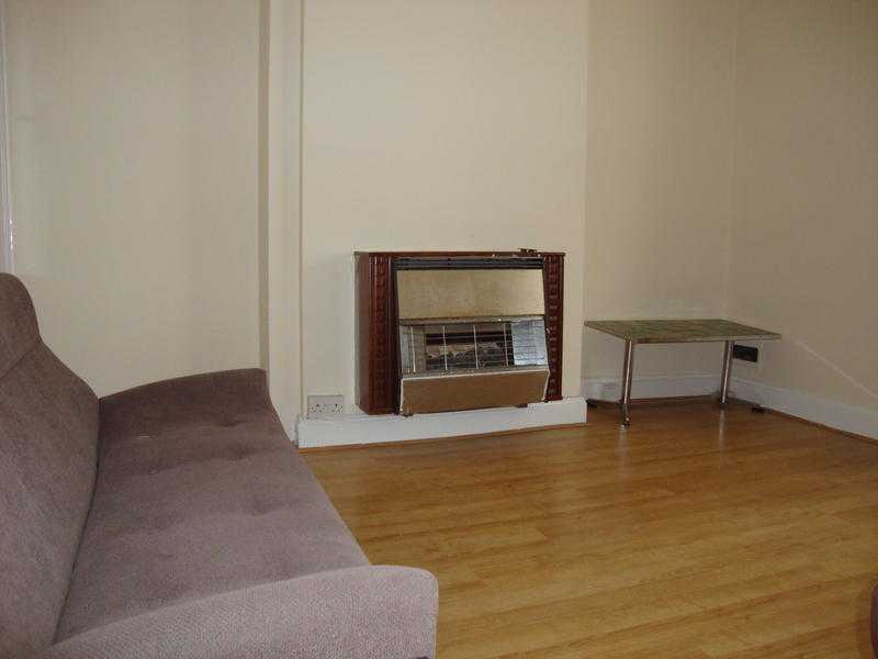 Very good 3 bedroom furnished flat located close to amenities and transport in Golders Green NW2