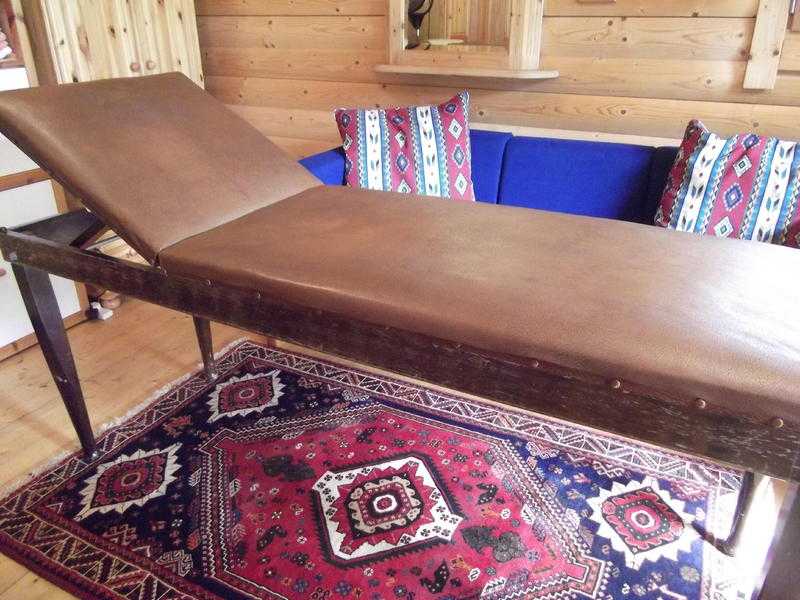 VICAREY amp CO GLASGOW Rare Medical Examination Couch Massage Beauty Waxing table tattoo bench Vintage
