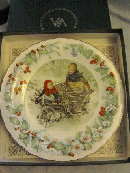 Victoria and Albert Museum 1990 Christmas Plate