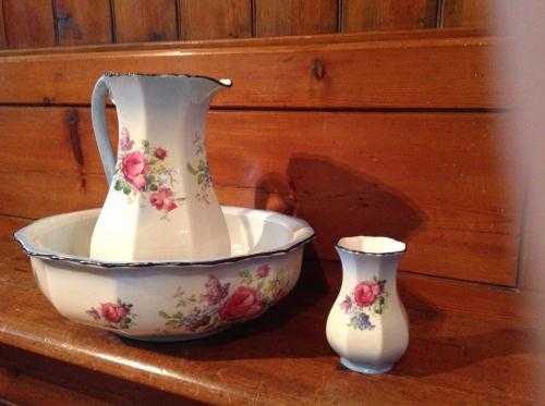 Victorian style washbasin, jug and vase