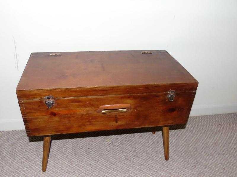 VINTAGE 1940039S TOOL CHESTTRUNK COFFEE TABLE WITH ORIGINAL RETRO LEGS