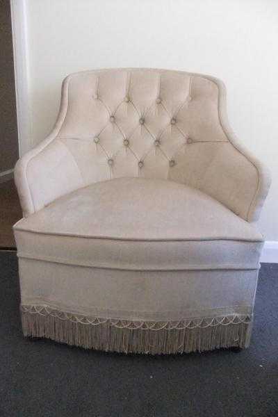 Vintage 50s cream button back bedroomnursingboudoir chair