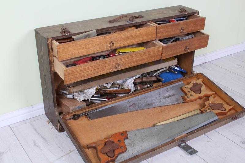 VINTAGE CARPENTERS TOOL BOX INCLUDING LOTS OF TOOLS