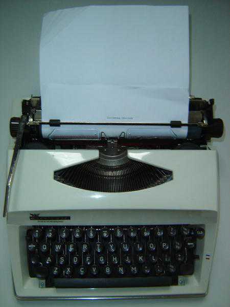 Vintage Contessa deluxe typewriter 1970039s