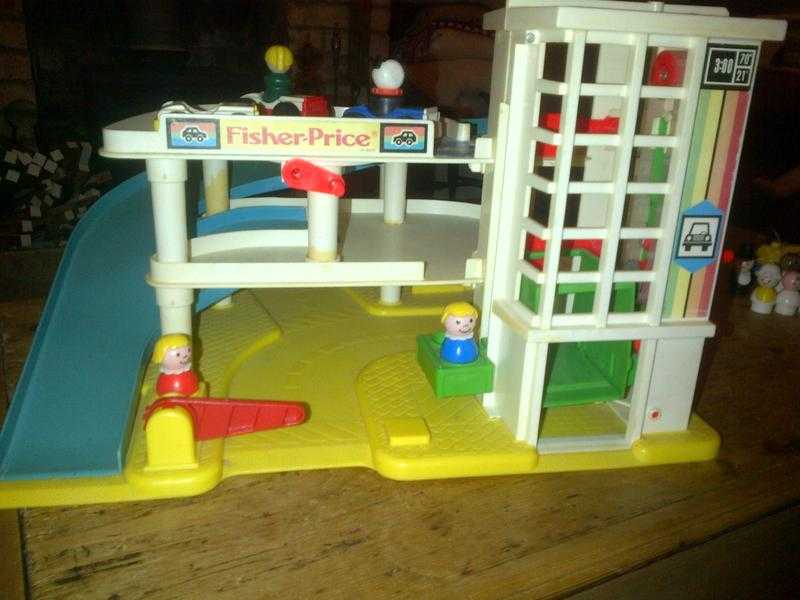 Vintage Fisher Price little people play family garage car park with cars people