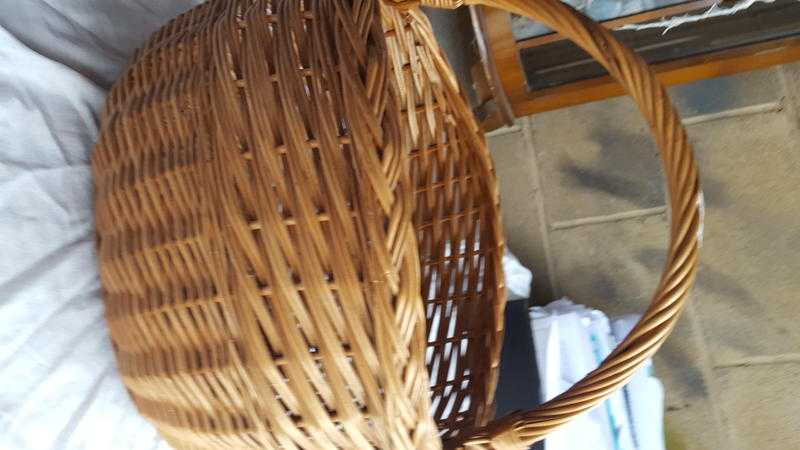 Vintage shoppingpicnic basket