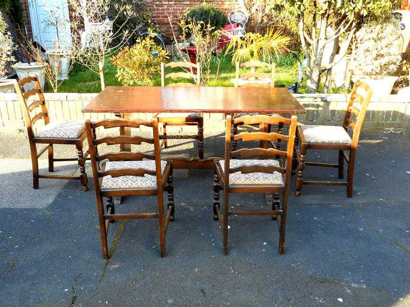 Vintage, Solid Oak Hand Carved Dinning Table with 6 Chairs