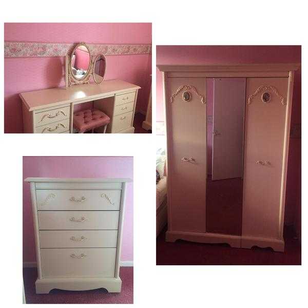 VINTAGE STYLE CREAM VICTORIAN MIRROR, VANITY DRESSER, CHEST OF DRAWERS AND WARDROBE BEDROOM SET