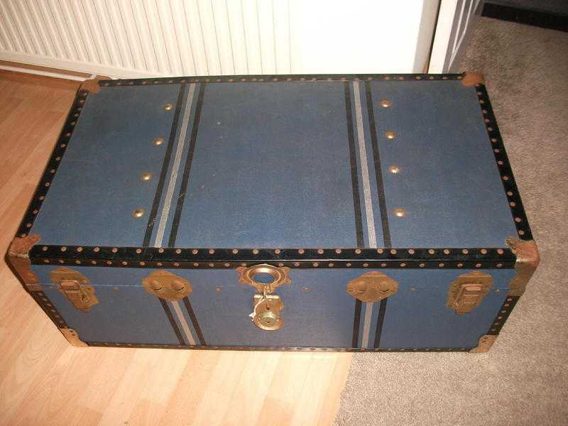 vintage style travel trunk good condition with key and working lock