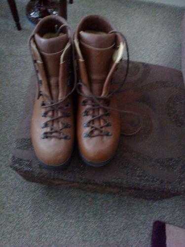 WALKING BOOTS