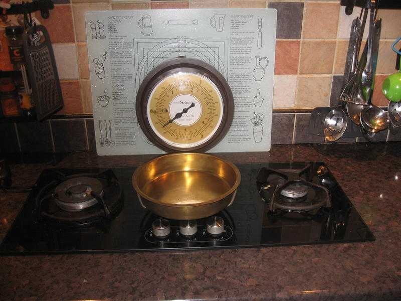 Wall mounted kitchen scales