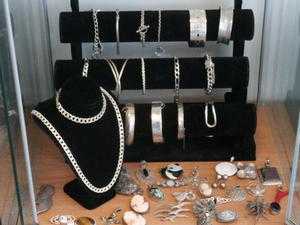 Wanted any condition items of gold jewellery lady collector cash waiting.