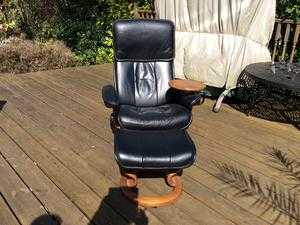 Wanted black leather relincer chair