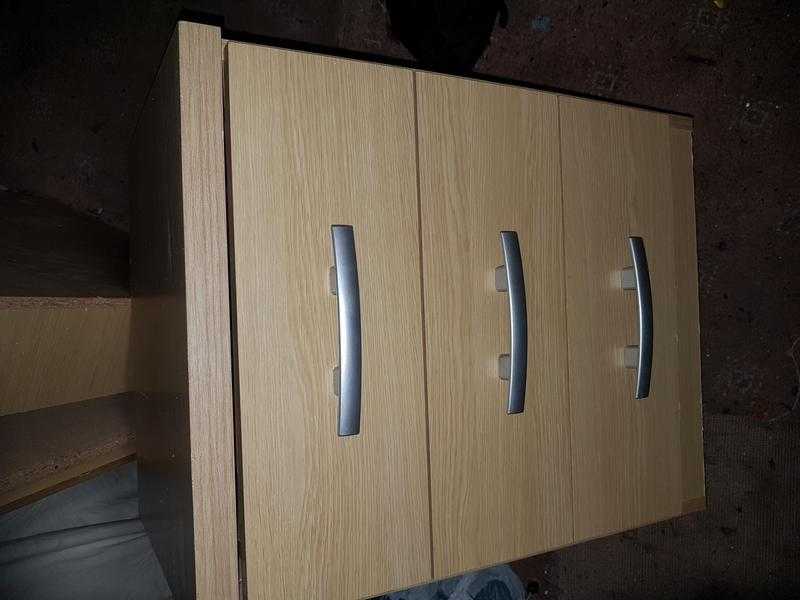 wardrobe and matching draws(can deliver)