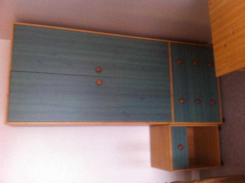 Wardrobe, bedside drawers, desk and stool. 40 ono.