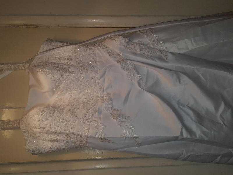 Wedding dress brand new without tags never been used