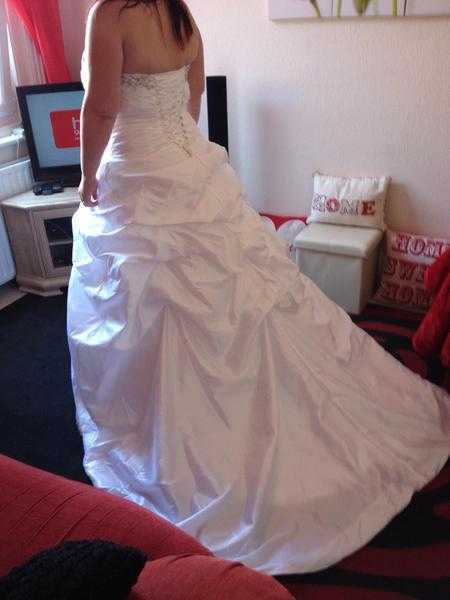 Wedding Dress size 14-18 BARGAIN