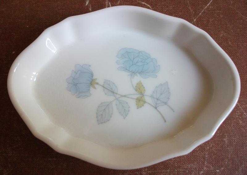 WEDGWOOD ENGLAND BONE CHINA SHAPED TRINKET DISH ICE ROSE