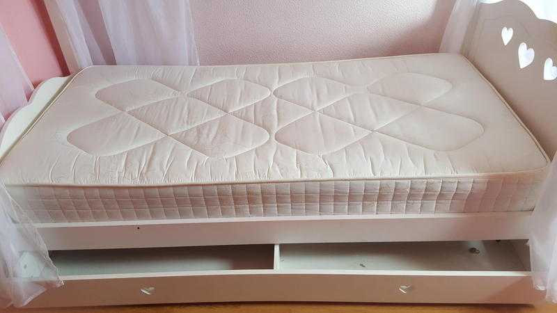 White 4 poster bed inc matress. Excellent condition