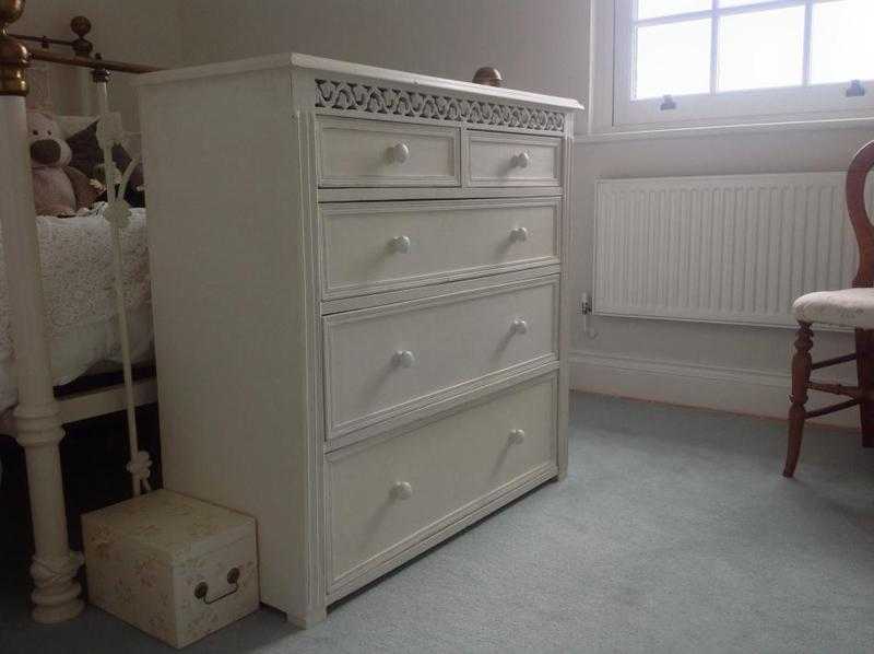 WHITE CHEST OF DRAWERS