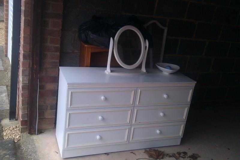 White Chest of drawers